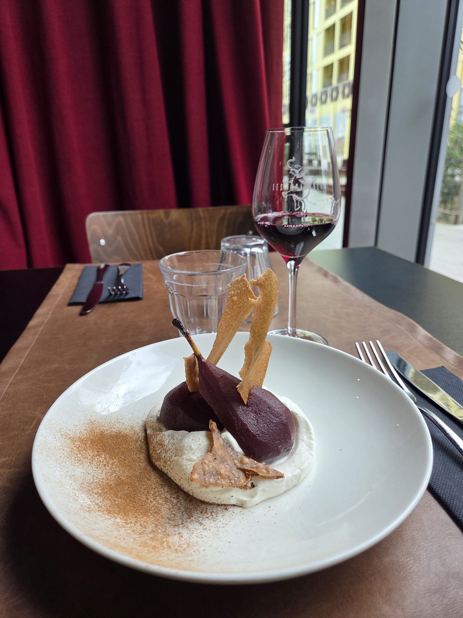Poire pochée au vin et chantilly