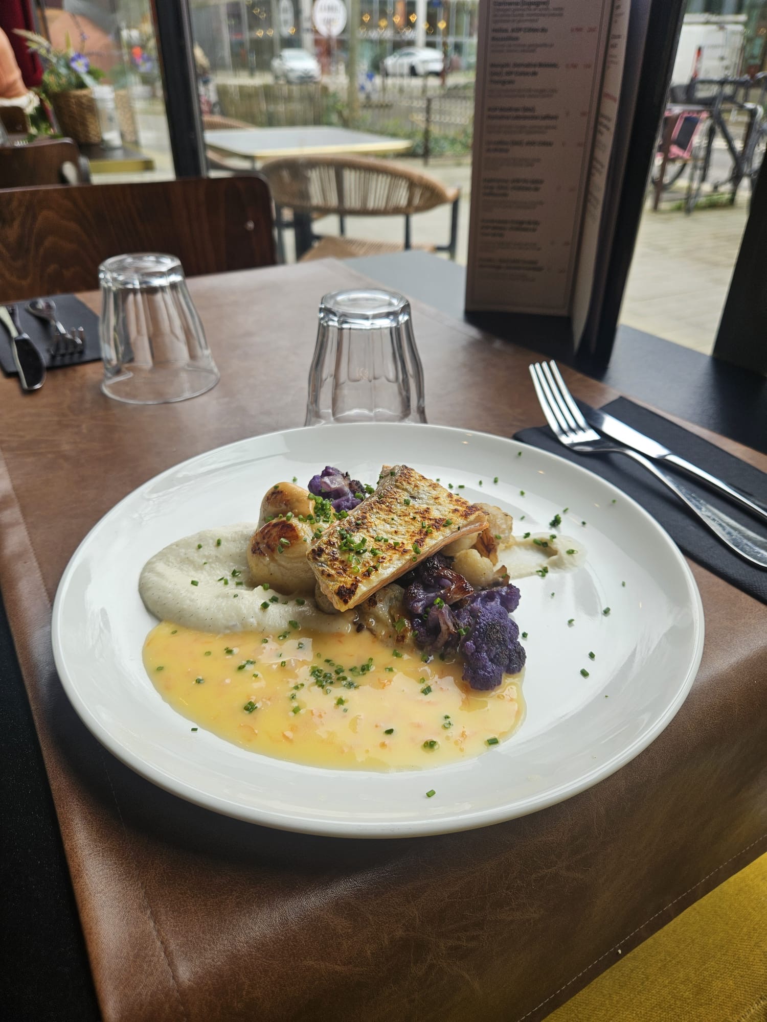 Filet de poisson et chou-fleur violet