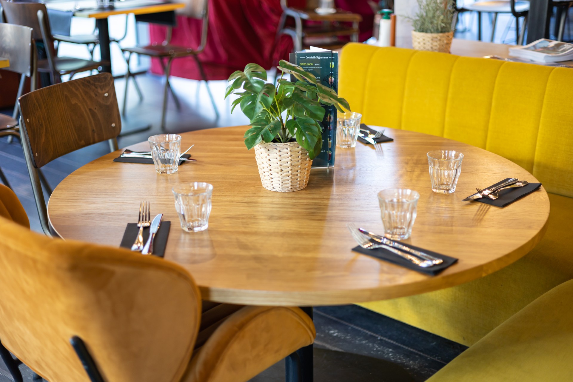 Table dressée dans la salle